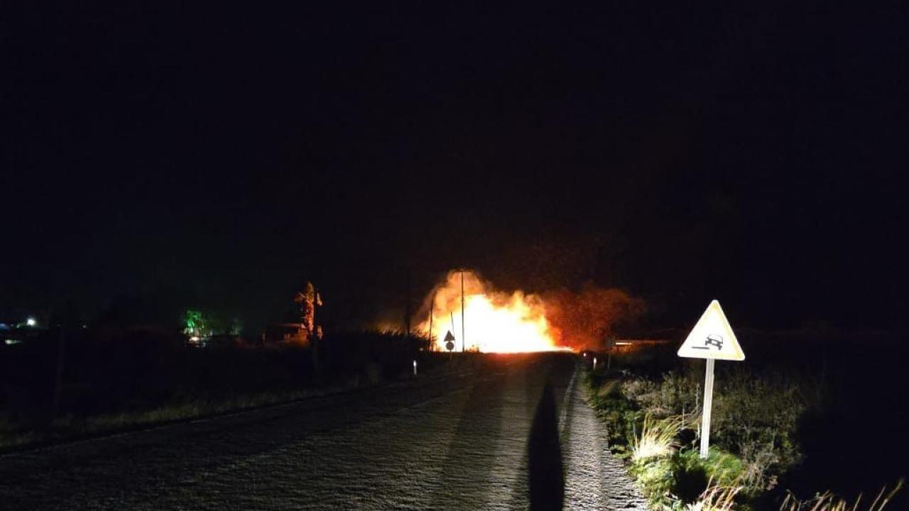 Fırtına elektrik tellerini kopardı, çıkan yangın büyümeden söndürüldü