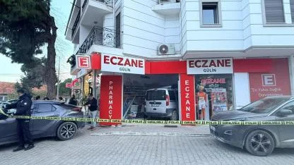 Fren yerine gaza basınca iş yerine daldı