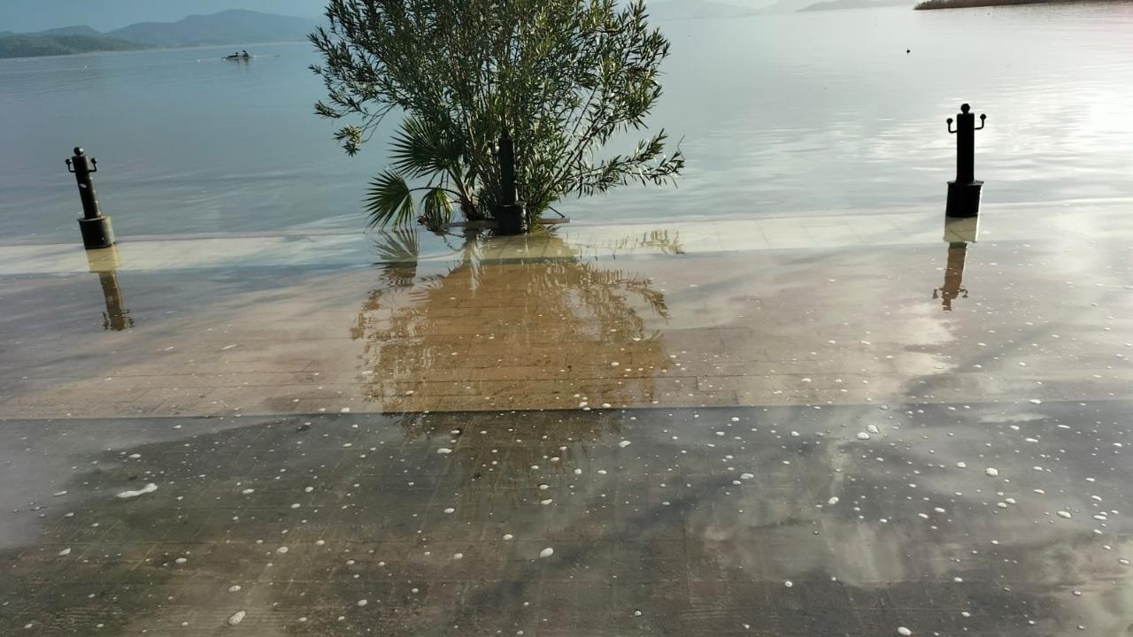 Köyceğiz Gölü taştı, Atatürk Kordonu sular altında kaldı