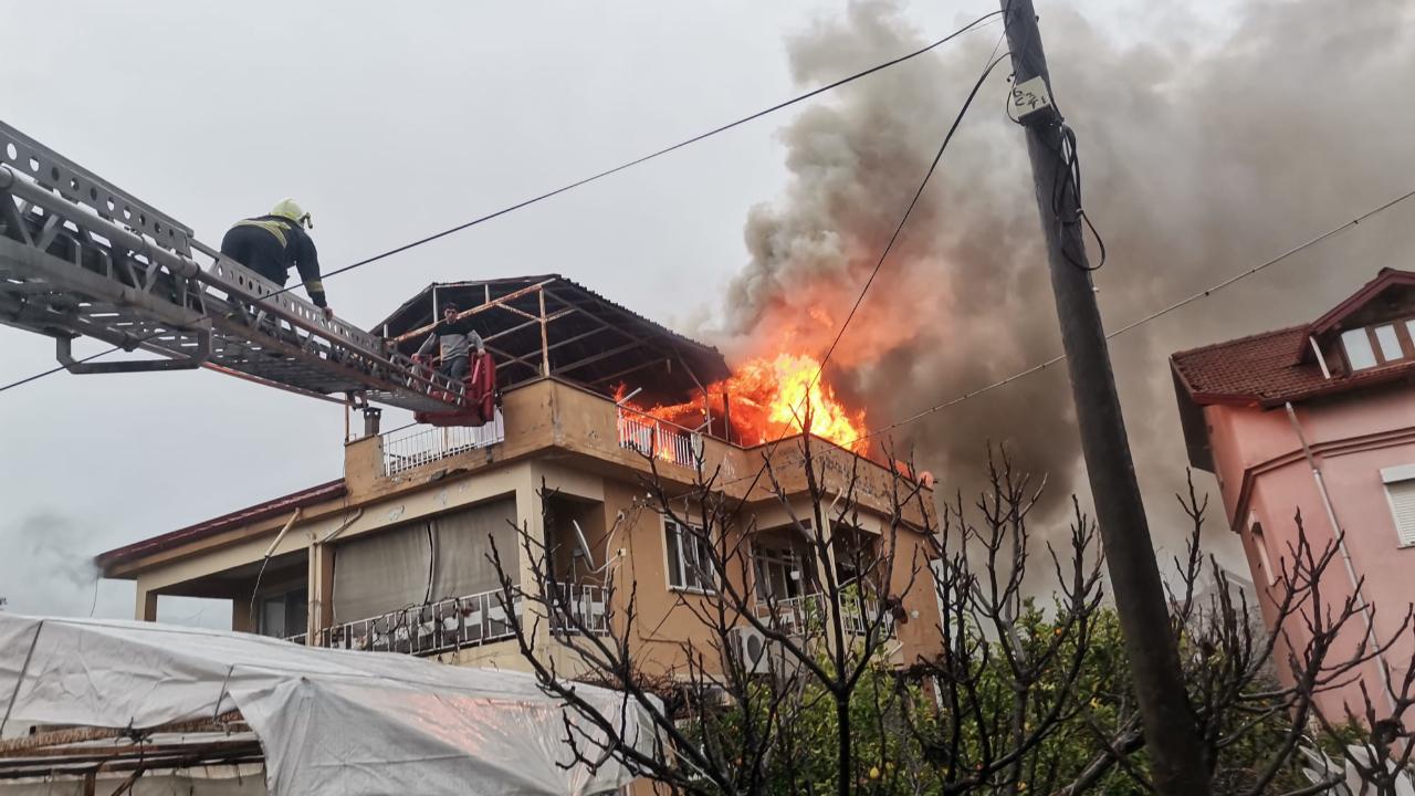 Köyceğiz’de Ev Yangını: Çatı Katında Başladı, Her Şey Kül Oldu