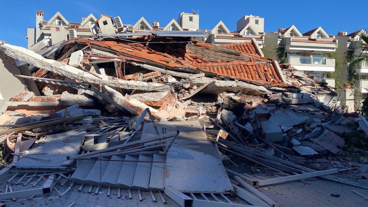 MARMARİS’TE APART OTEL ÇÖKTÜ