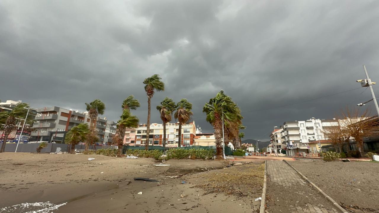 Marmaris’te şiddetli fırtına etkisini sürdürüyor