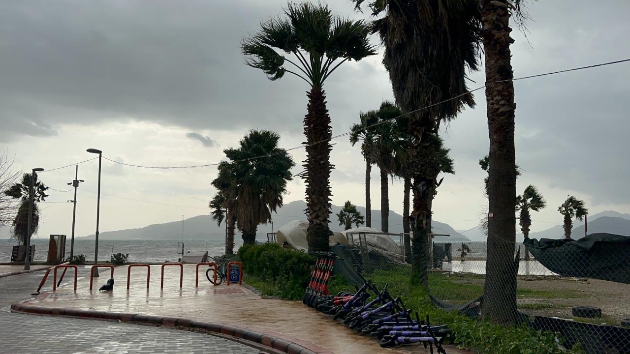 Marmaris’te şiddetli fırtına etkisini sürdürüyor