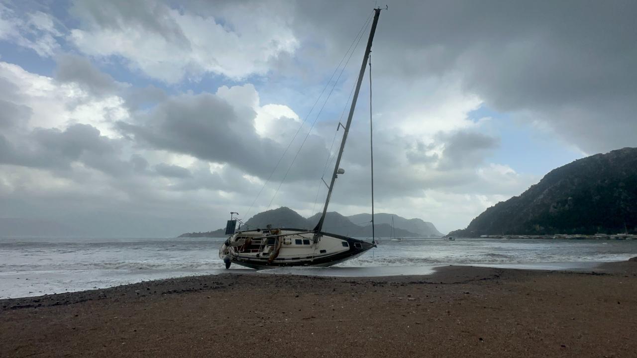 Marmaris’te şiddetli fırtına ve sağanak yağış etkili oluyor