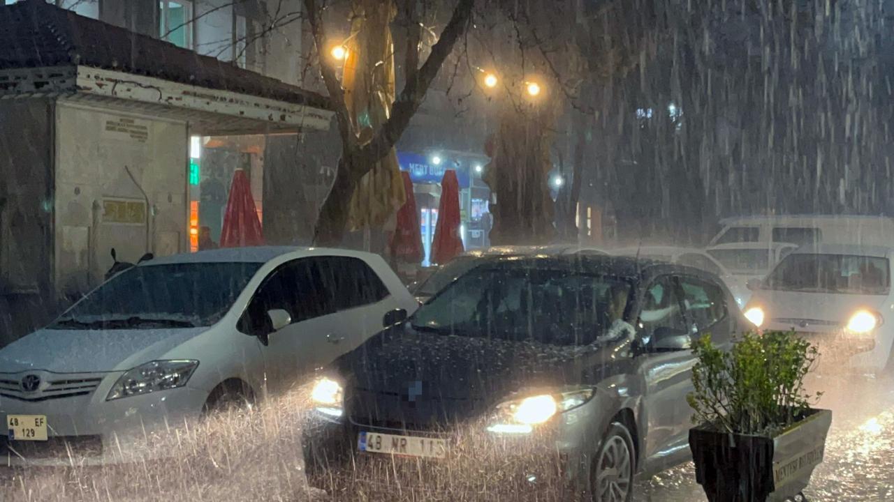 Menteşe'de dolu ve sağanak