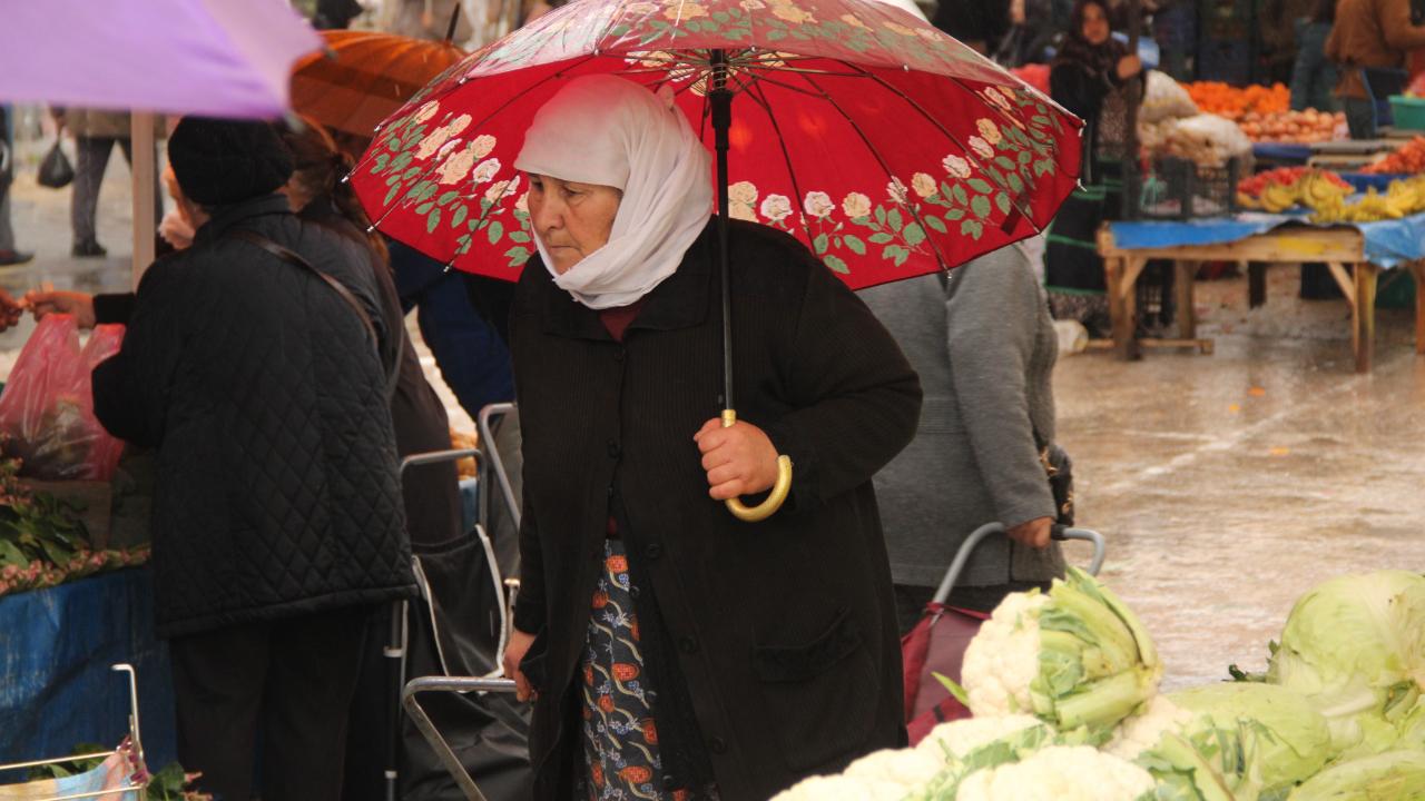 Meteoroloji'nin sağanak ve fırtına uyarısı pazarcıları etkiledi