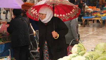 Meteoroloji'nin sağanak ve fırtına uyarısı pazarcıları etkiledi