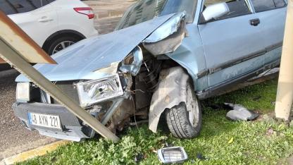 Milas’ta Maddi Hasarlı Kaza: Araç Orta Refüje Çıkarak Levhaya Çarptı