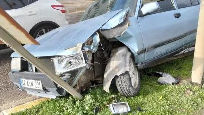 Milas’ta Maddi Hasarlı Kaza: Araç Orta Refüje Çıkarak Levhaya Çarptı