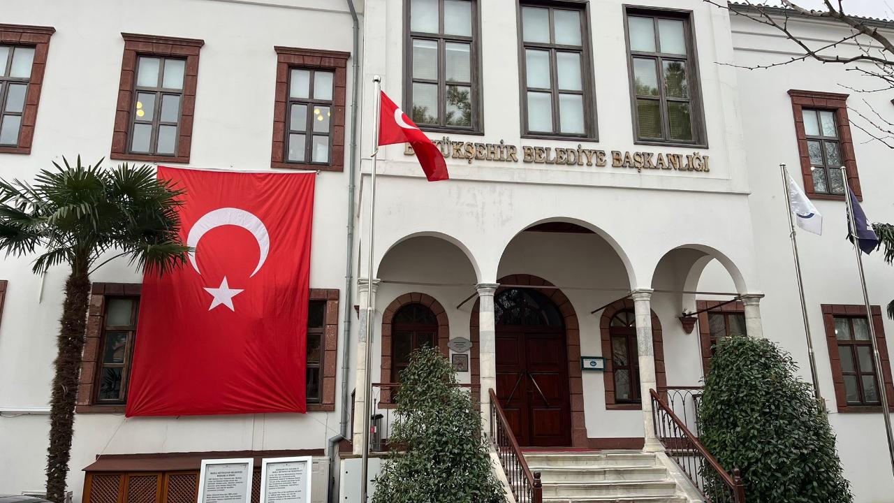 Muğla'da belediye binaları Türk bayrakları ile donatıldı