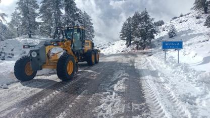 MUĞLA’DA KARLA MÜCADELE ARALIKSIZ SÜRÜYOR