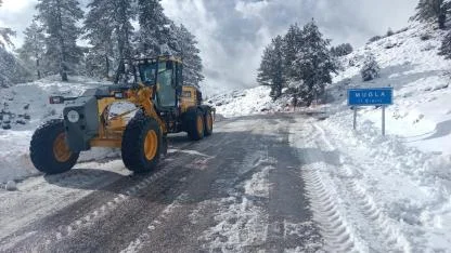 MUĞLA’DA KARLA MÜCADELE ARALIKSIZ SÜRÜYOR