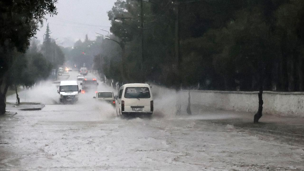 Muğla’da sağanak yağış etkili oluyor