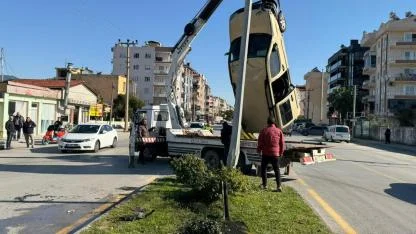 Otomobille çarpışan ticari araç takla attı: Kaza anı kamerada