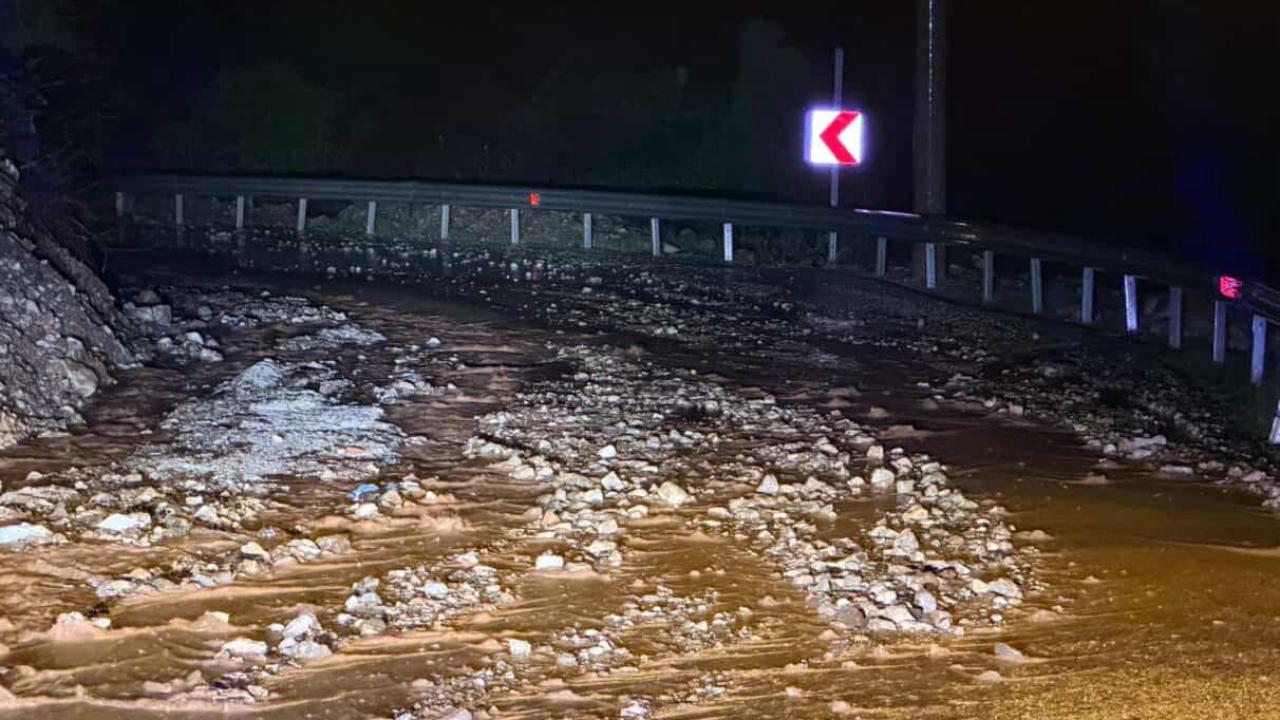 Sağanak yağış etkili oldu, yollar dereye döndü