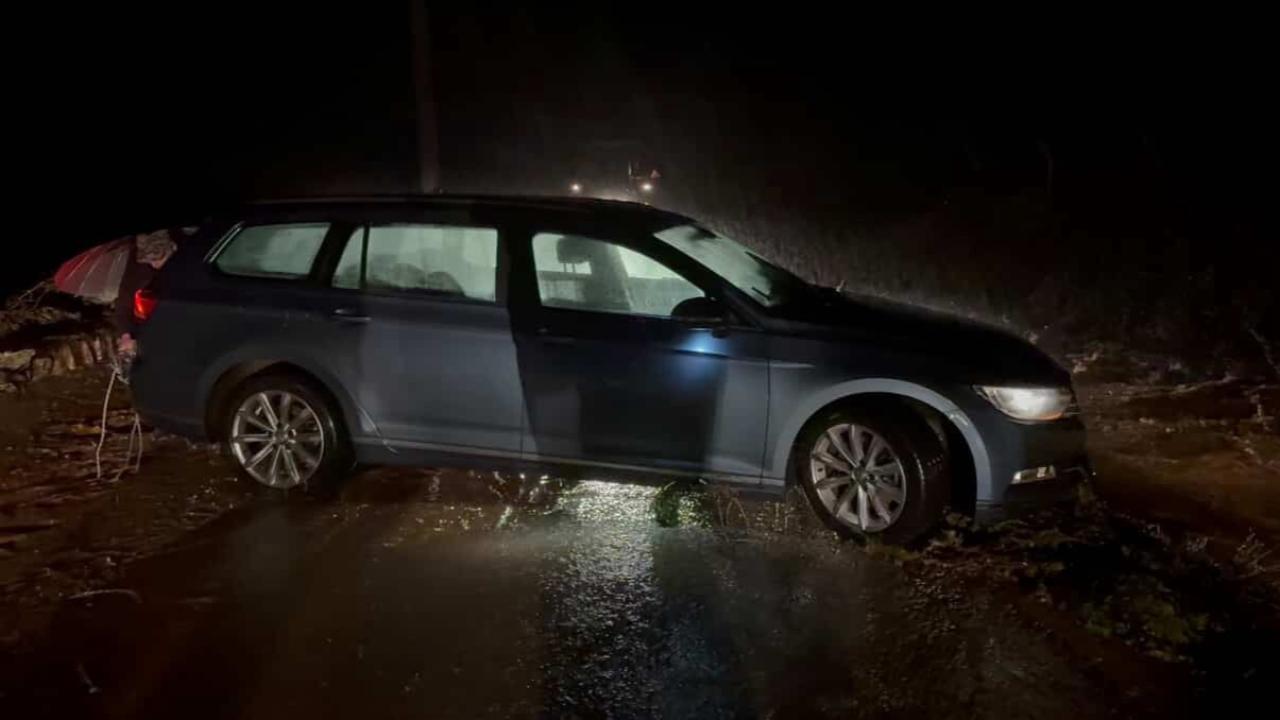 Sağanak yağış vurdu, araçlar suda mahsur kaldı