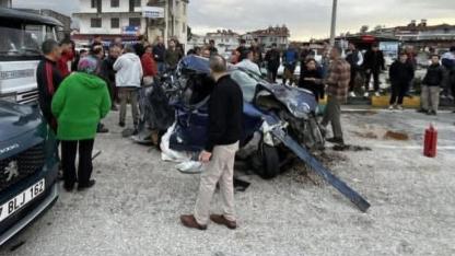 Seydikemer’de 8 Araç Birbirine Girdi: 3 Yaralı, 1 Kişi Araçta Sıkıştı