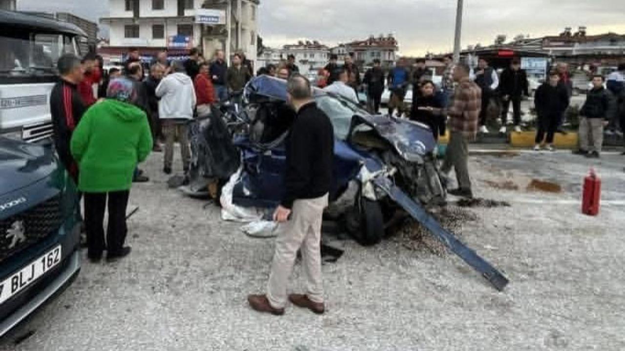 Seydikemer’de 8 Araç Birbirine Girdi: 3 Yaralı, 1 Kişi Araçta Sıkıştı