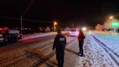 Seydikemer'de kardan kapanan yolda araçlar mahsur kaldı