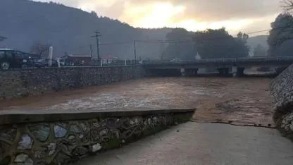 Şiddetli sağanak yağış sebebiyle Gökçe'de dere yatağında sel meydana geldi