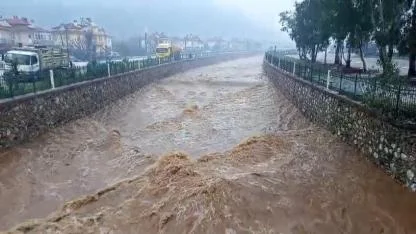 Şiddetli sağanak yağış sebebiyle Gökçe'de dere yatağında sel meydana geldi