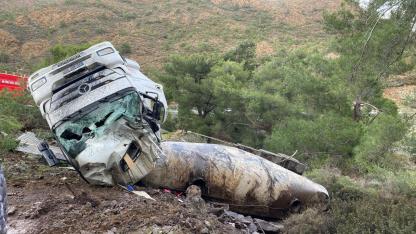 Virajı alamayan tır devrildi: 1 yaralı