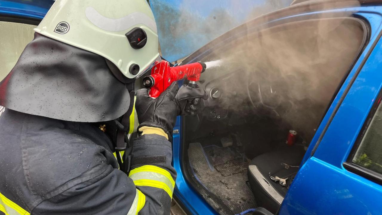 Aracın konsolunda başlayan yangın kısa sürede söndürüldü