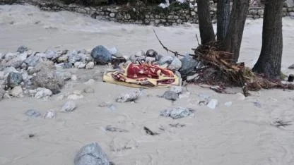 Balıkları kurtarmak isterken sele kapılarak hayatını kaybetti