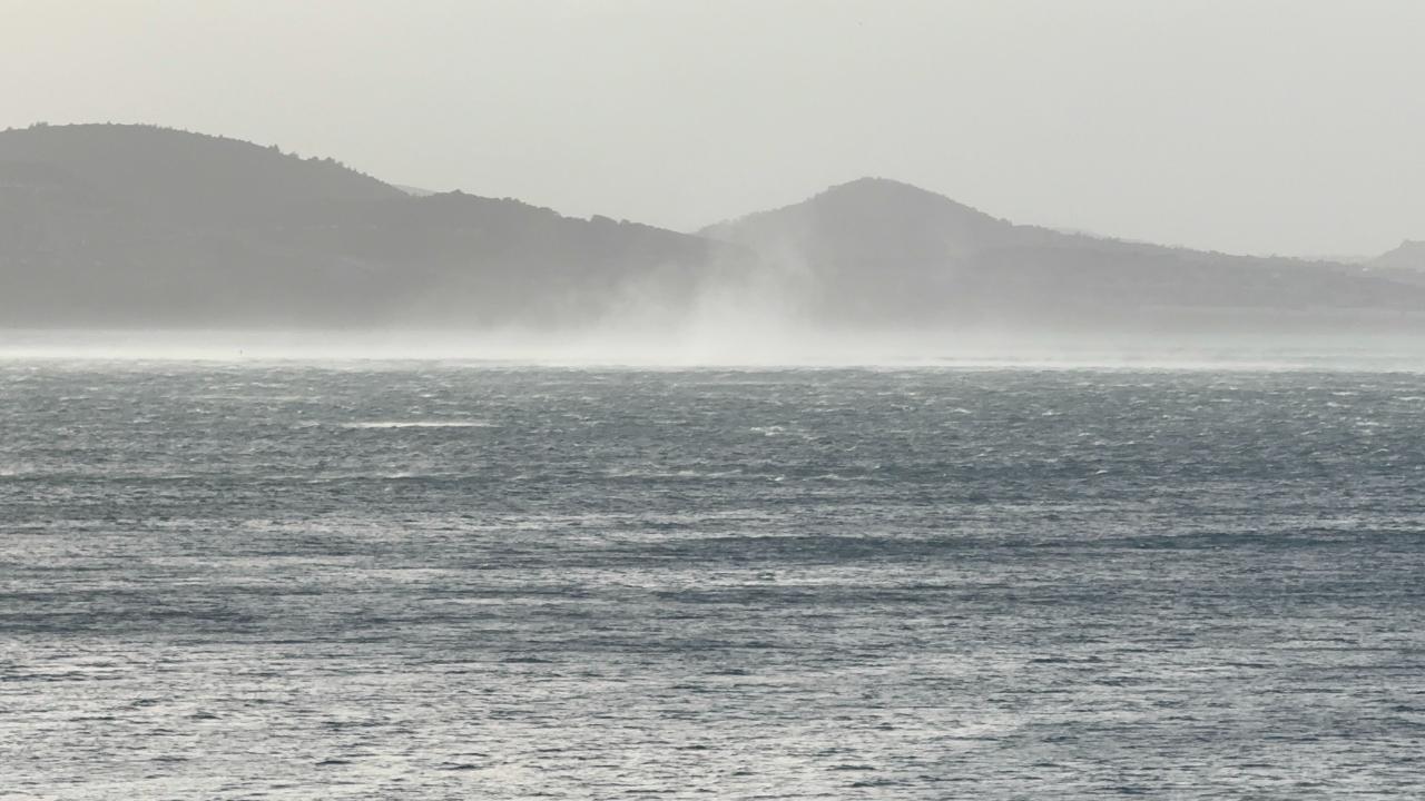 Bodrum'da fırtınada deniz ortasındaki doğa olayı görenleri şaşırttı