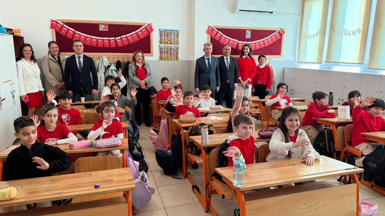 Bodrum’da öğrenciler kırmızı beyaz ay yıldızlı kıyafetlerle eğitime başladı