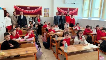 Bodrum’da öğrenciler kırmızı beyaz ay yıldızlı kıyafetlerle eğitime başladı