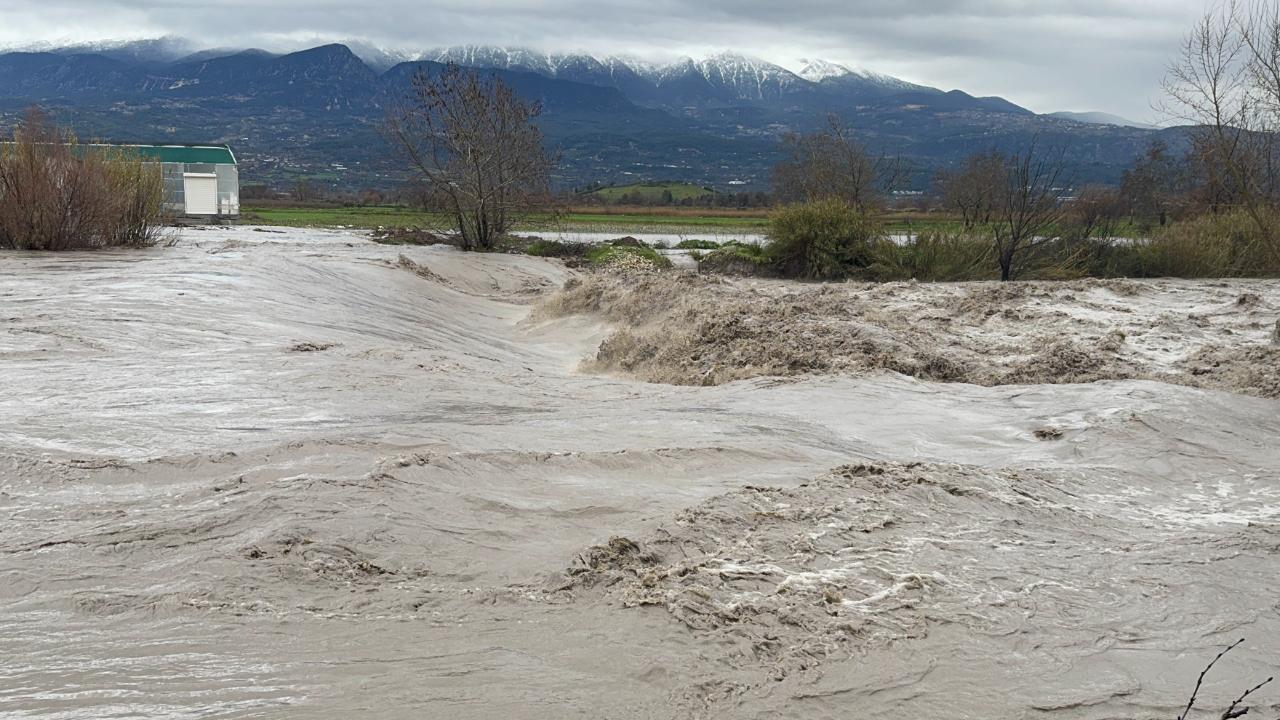 Çay taştı, tarım arazileri ve hayvan barınağı sular altında kaldı