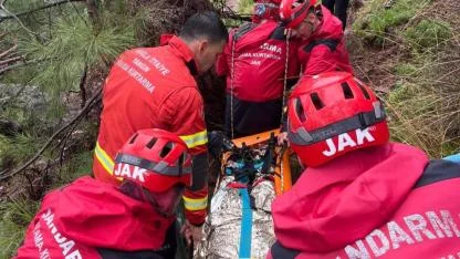 Kabak Koyu'nda kayalıklardan düşen genç kurtarıldı