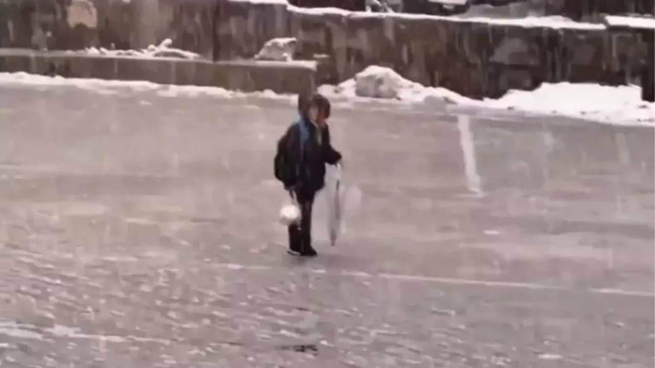 Kar altında İstiklal Marşı'nı okuyan çocuk yürekleri ısıttı