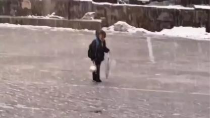 Kar altında İstiklal Marşı'nı okuyan çocuk yürekleri ısıttı