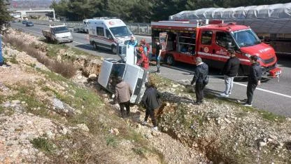 Kaza yapan Tofaş aracın içinde sıkışan vatandaşı itfaiye ekipleri kurtardı