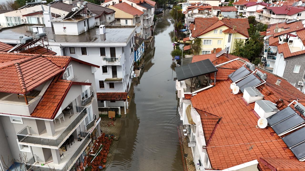 Köyceğiz Göl'ü taştı, ilçe Venedik'e döndü