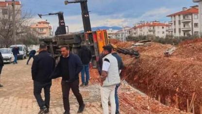 MENTEŞE’DE BELEDİYE ÇALIŞMASINDA KAZA: VİNÇ DEVRİLDİ, OPERATÖR YARALANDI