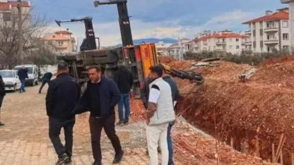 MENTEŞE’DE BELEDİYE ÇALIŞMASINDA KAZA: VİNÇ DEVRİLDİ, OPERATÖR YARALANDI
