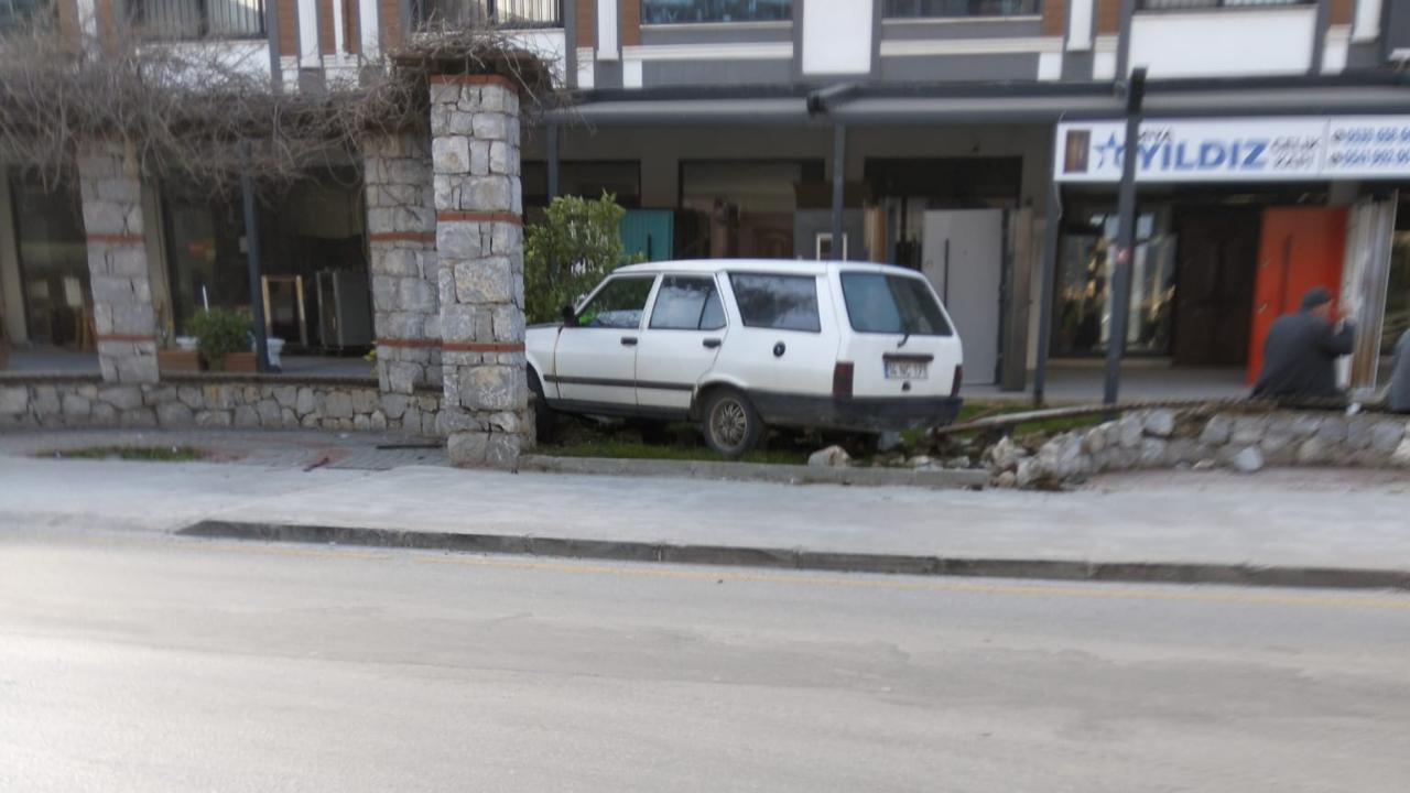 MİLAS’TA OTOMOBİL KALDIRIMA ÇIKTI