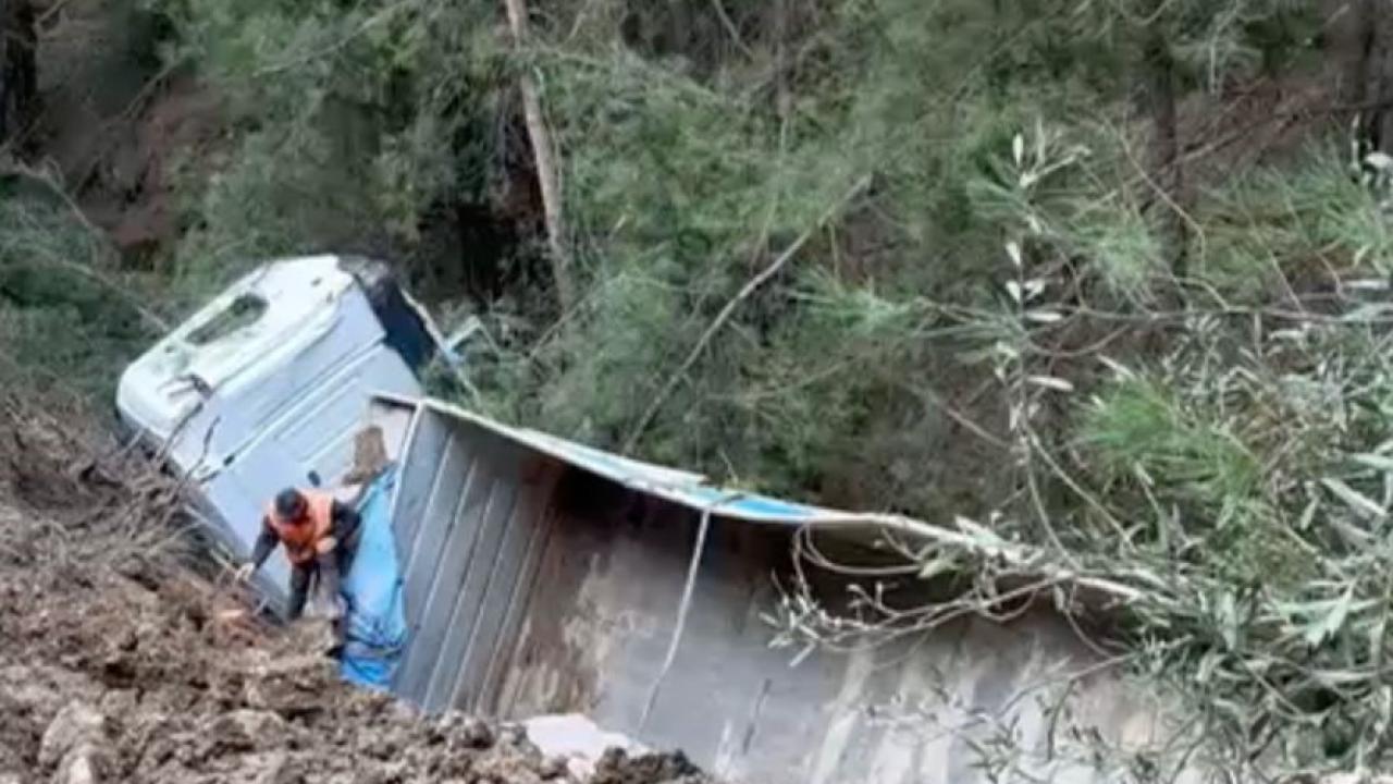 Milas’ta tır şarampole devrildi: 1 yaralı