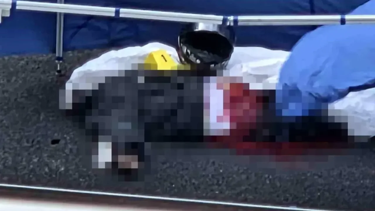 Önce bariyerlere çarptı, sonra üstünden otobüs geçti