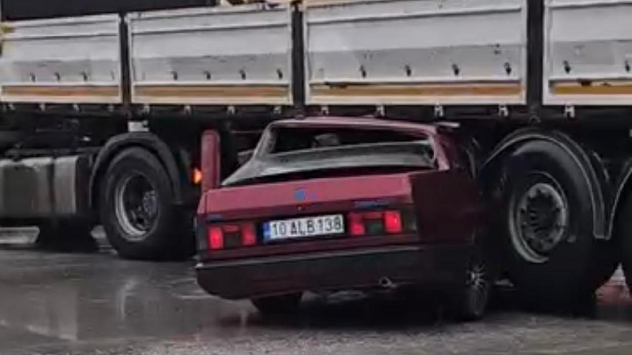 Otomobil tırın altına ok gibi saplandı. O anlar kamerada