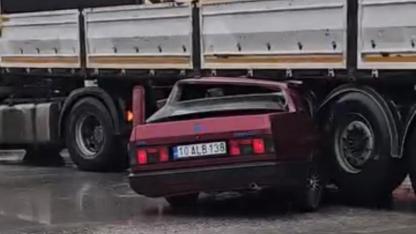 Otomobil tırın altına ok gibi saplandı. O anlar kamerada