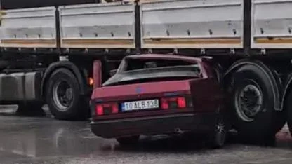 Otomobil tırın altına ok gibi saplandı. O anlar kamerada