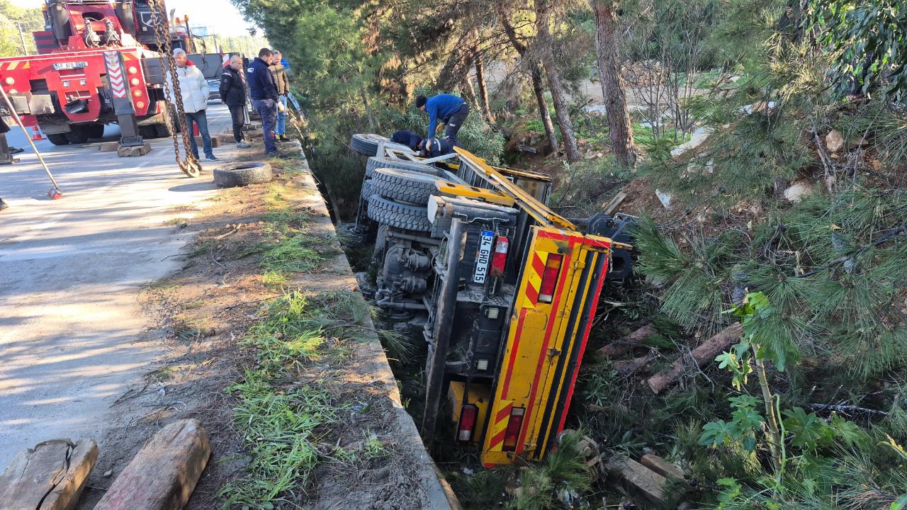 Otomobile çarpıp şarampole devrildi: 1 yaralı