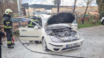 Park halindeki otomobil alev aldı