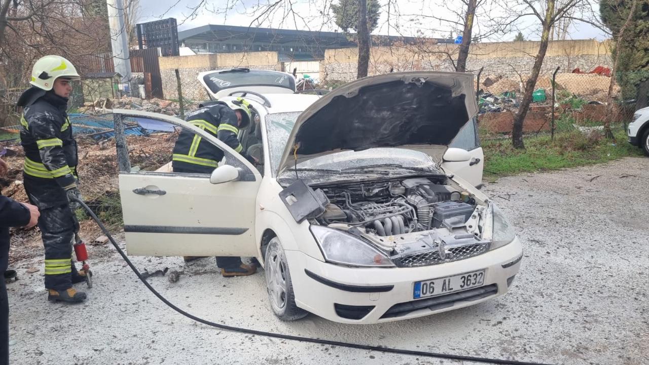 Park halindeki otomobil alev aldı