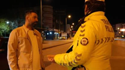 Polisten 'babalık' yapmasını isteyen alkollü sürücü gazetecinin şarjının bitmesini diledi