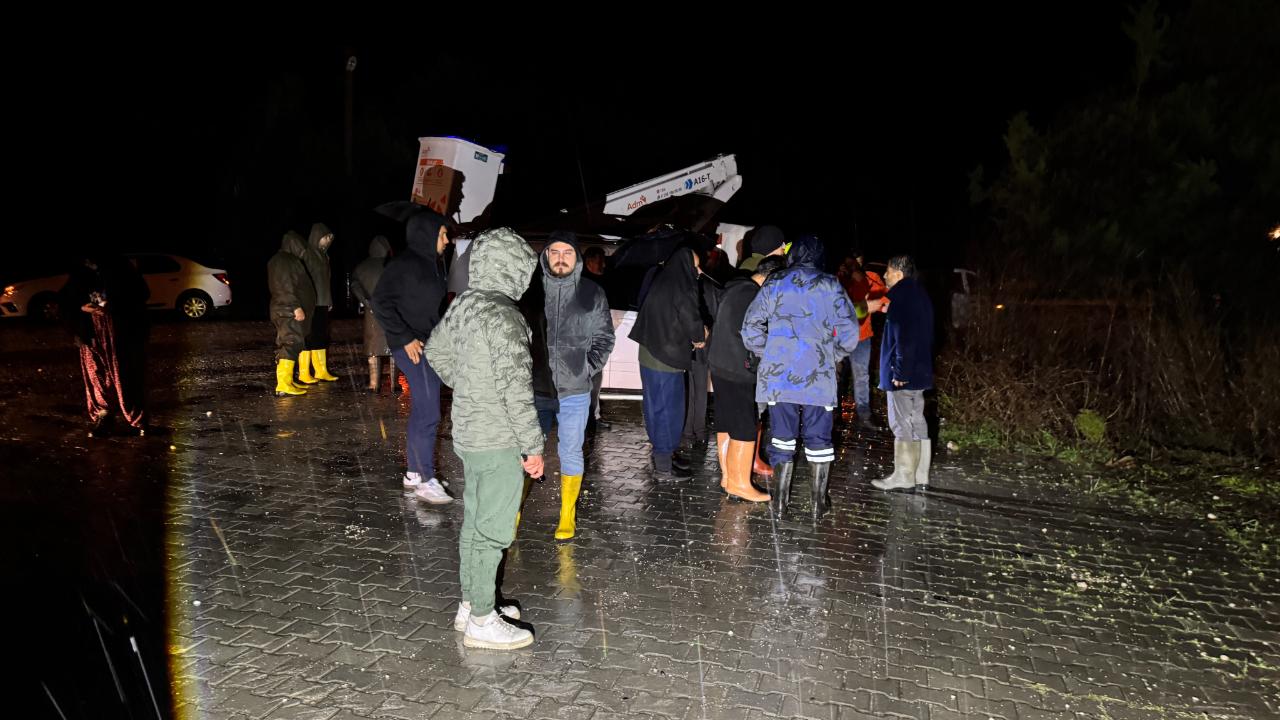 Seydikemer'de su baskını: Evler tahliye edildi